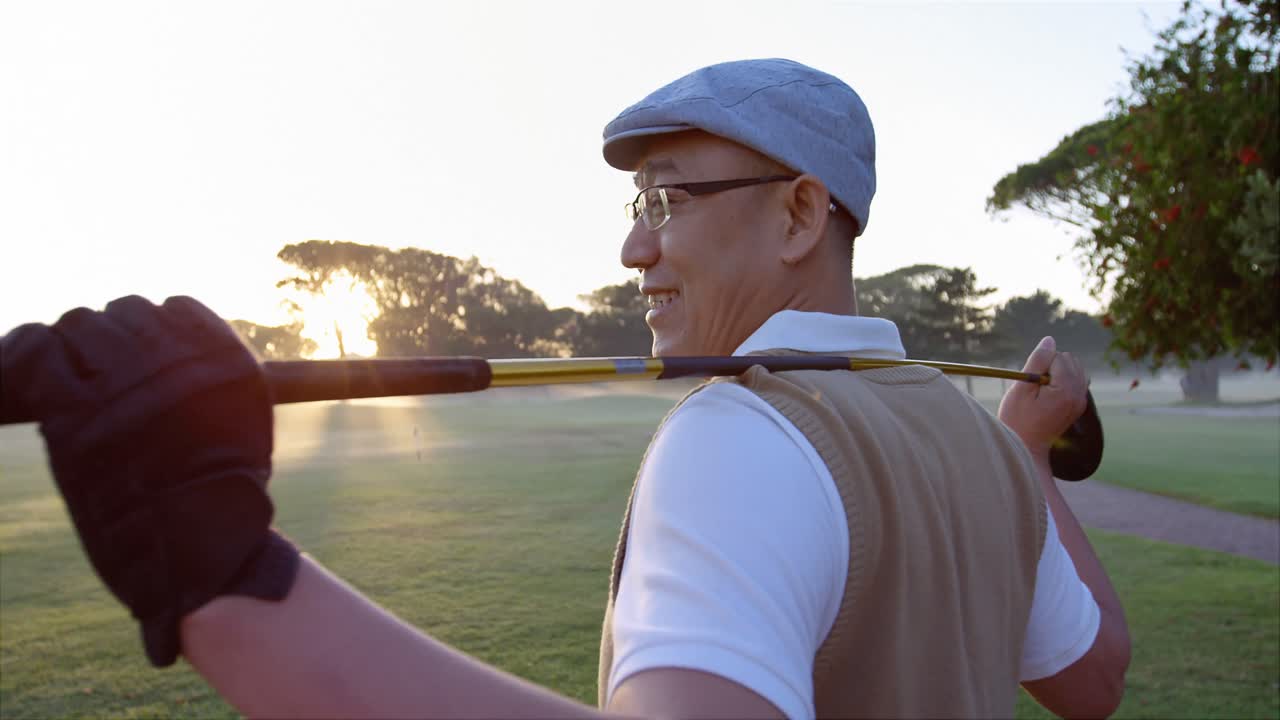 골프 코스 에 서 있는 골프 클럽 을 어깨 에  ⁇ 고 있는 골프 선수