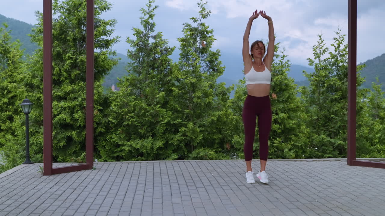 mujer estirándose al aire libre en la naturaleza