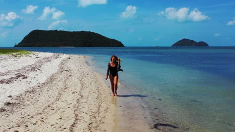 Mujer-Sexy-Disfrutando-De-Unas-Vacaciones-De-Verano-En-La-Isla-Tropical