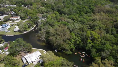 Vista-Aérea-De-Grupos-De-Kayakistas-Disfrutando-Del-Río-Natural-Perezoso-De-Weeki-Wachee,-Florida