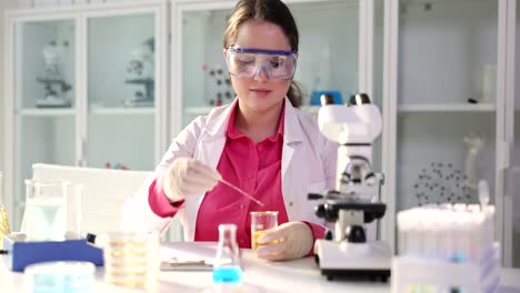 científica que lleva a cabo un experimento en un laboratorio
