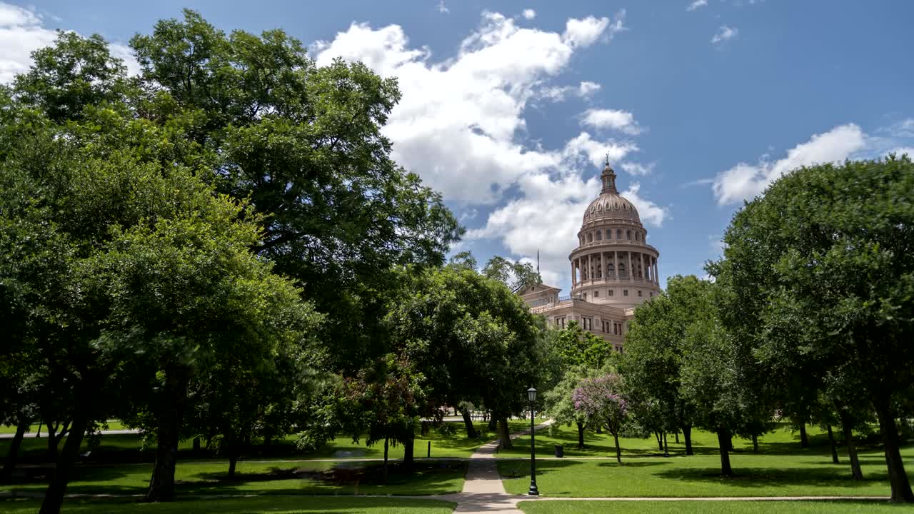 el lapso de tiempo de las nubes que pasan sobre el capitolio de texas en austin