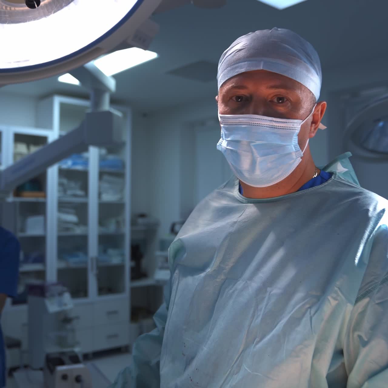 Chirurgo specializzato in chirurgia invasiva durante un'operazione. Specialisti in chirurgia plastica in ambito medico-sanitario