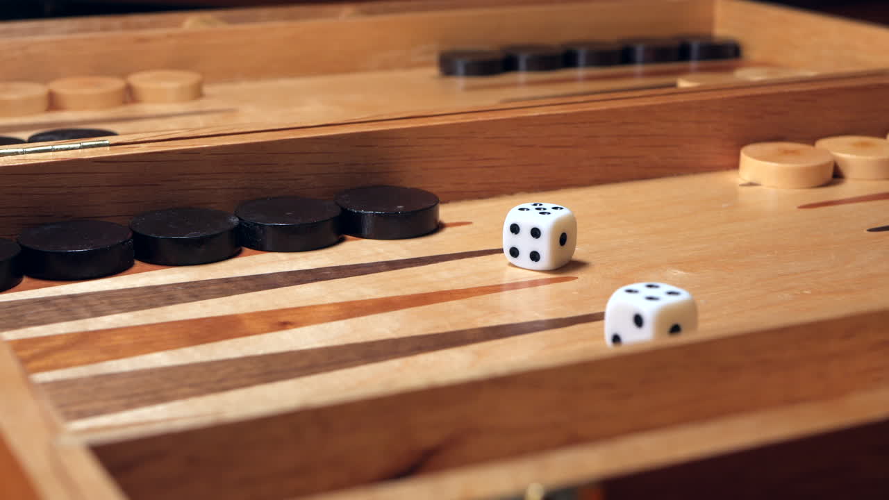 dados tirados en un juego de tablero de backgammon