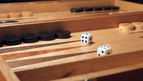 Würfel-Auf-Einem-Backgammon-Brettspiel-Gerollt