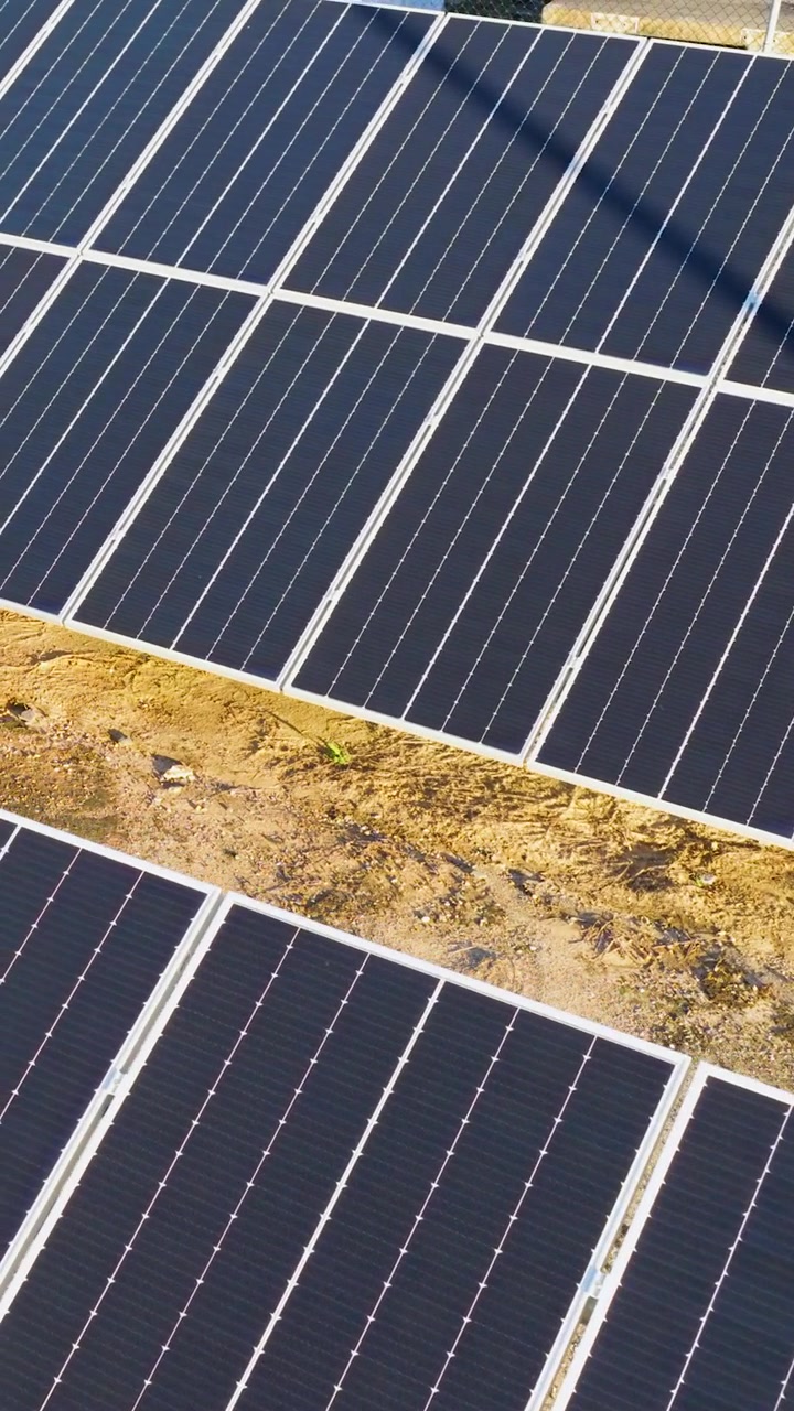 Vista verticale dettagliata di pannelli solari fotovoltaici che catturano la luce solare per la generazione di energia rinnovabile