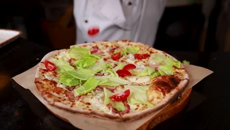 el chef está preparando una deliciosa pizza.