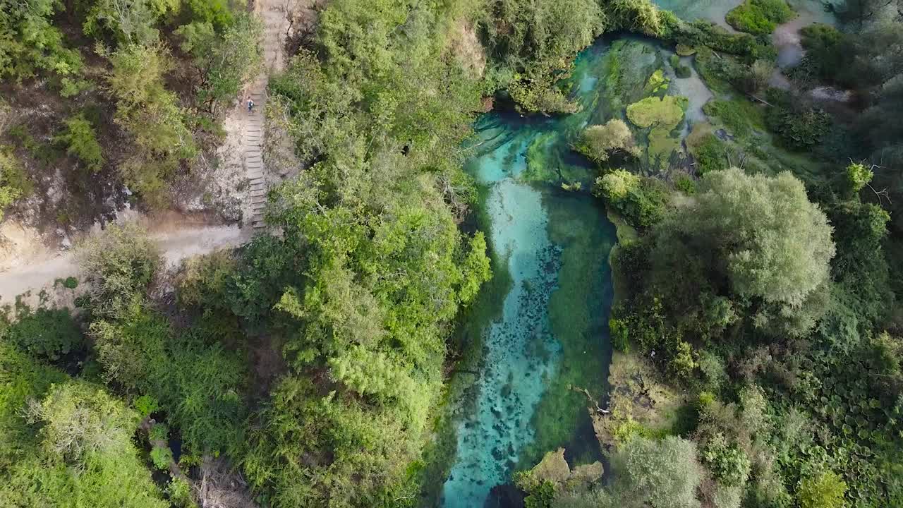 vista de drones del ojo azul en albania, manantial de aguas turquesas, saranda