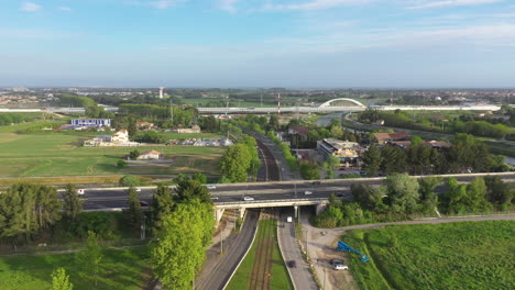 Montpellier-Vista-Aérea-Al-Atardecer-De-Un-Puente-Con-Autopista-De-Tráfico,-Tren.