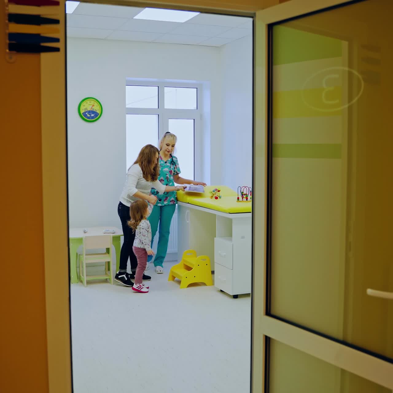Dokter anak memeriksa anak perempuan kecil