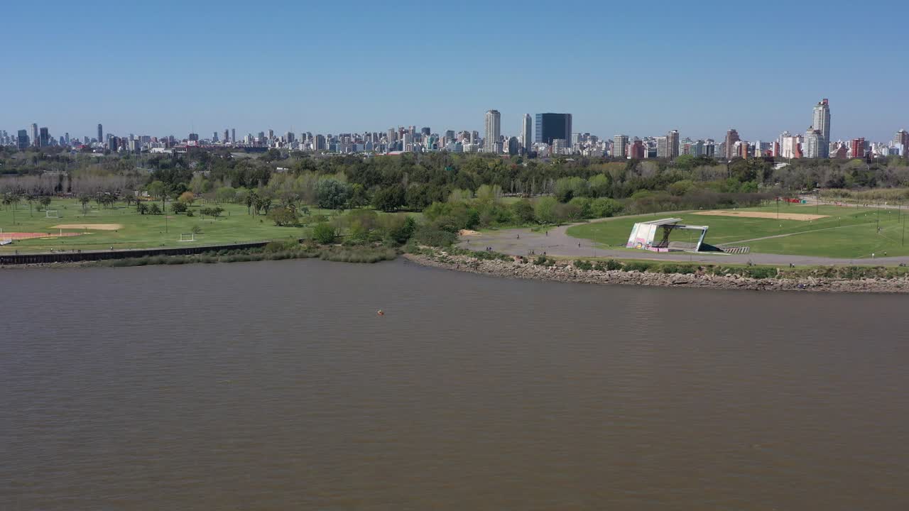 aéreo moderno ciudad frente al mar movimiento hacia adelante