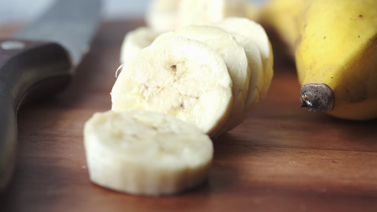 plátanos en rodajas en una tabla de cortar de madera