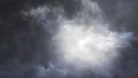 El-Sol-Detrás-De-Las-Nubes-Oscuras-Y-La-Tormenta