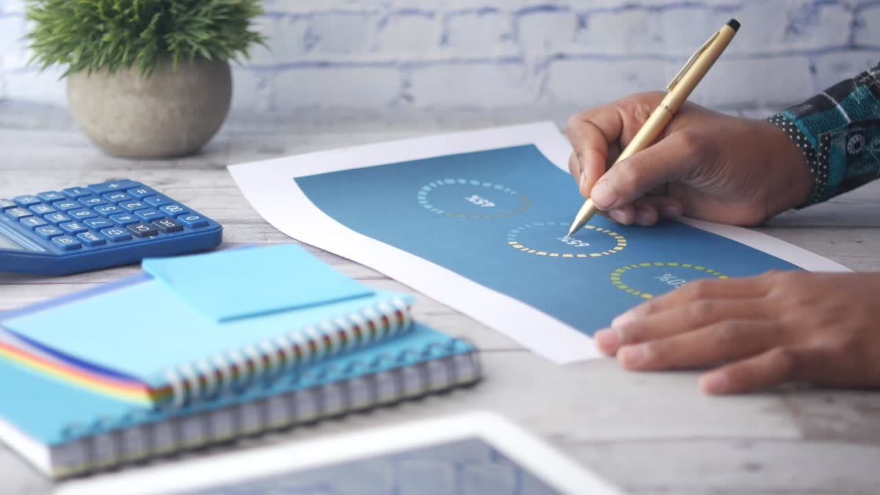 종이에 막대 차트를 분석하는 펜으로 남자 손