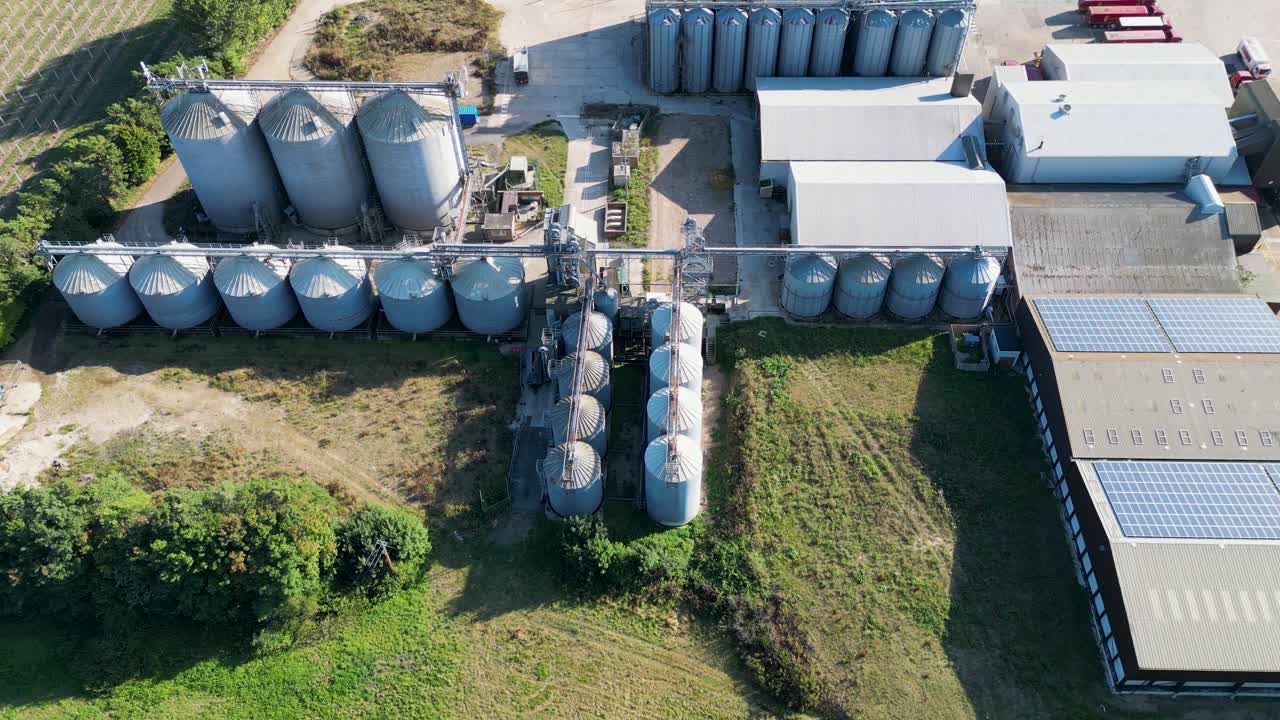 dolly izquierda toma aérea de grandes silos en una planta industrial