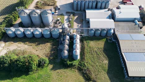 Dolly-Izquierda-Toma-Aérea-De-Grandes-Silos-En-Una-Planta-Industrial