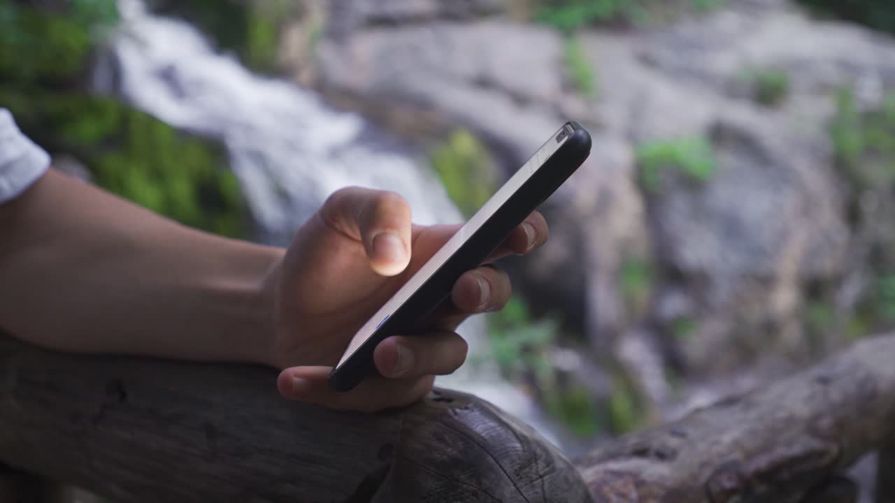 Guardare il telefono nella natura
