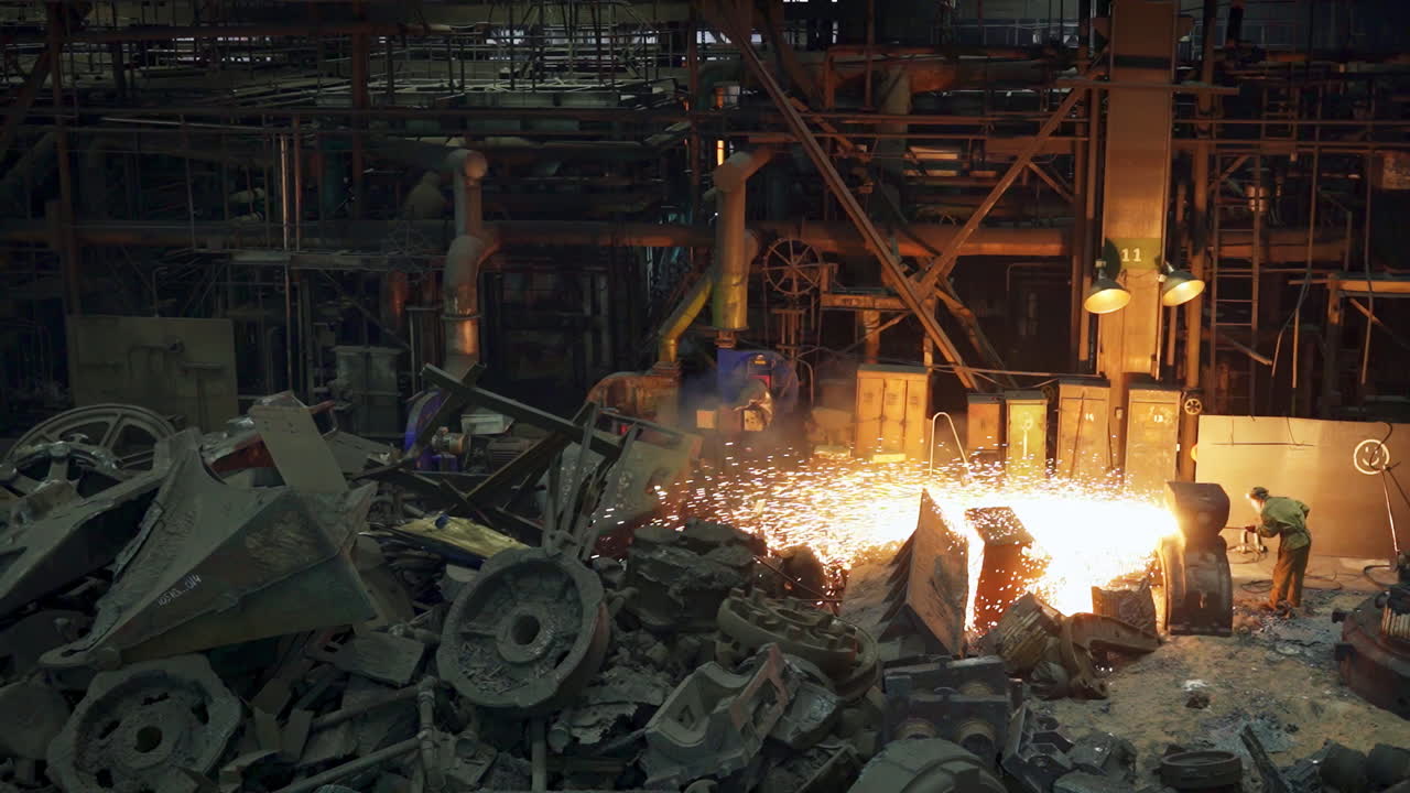 reciclaje y procesamiento de metales en una fábrica