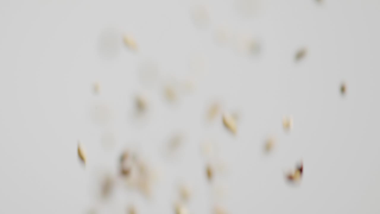 보리 와 곡물 이  ⁇  배경 에 세 번 에 공중 에 던져지고 있다