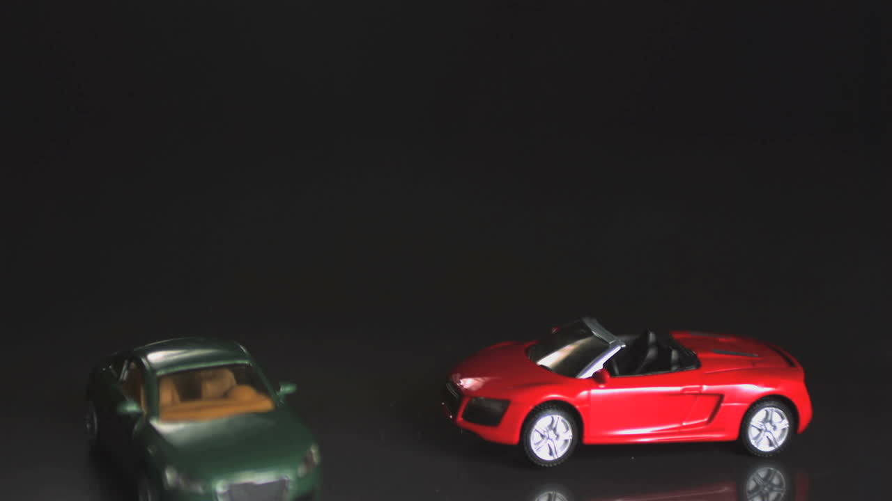 빨간 장난감 자동차가 날고 사고를 일으킨다.