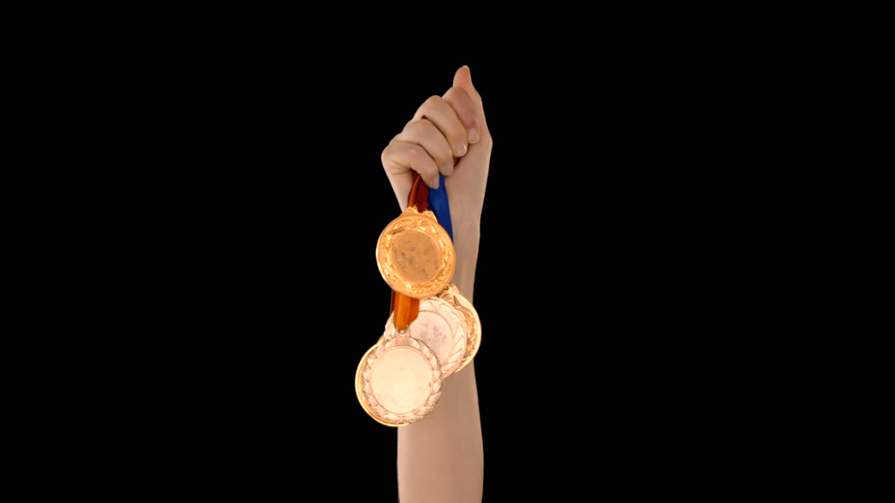 manos lanzando algunas medallas