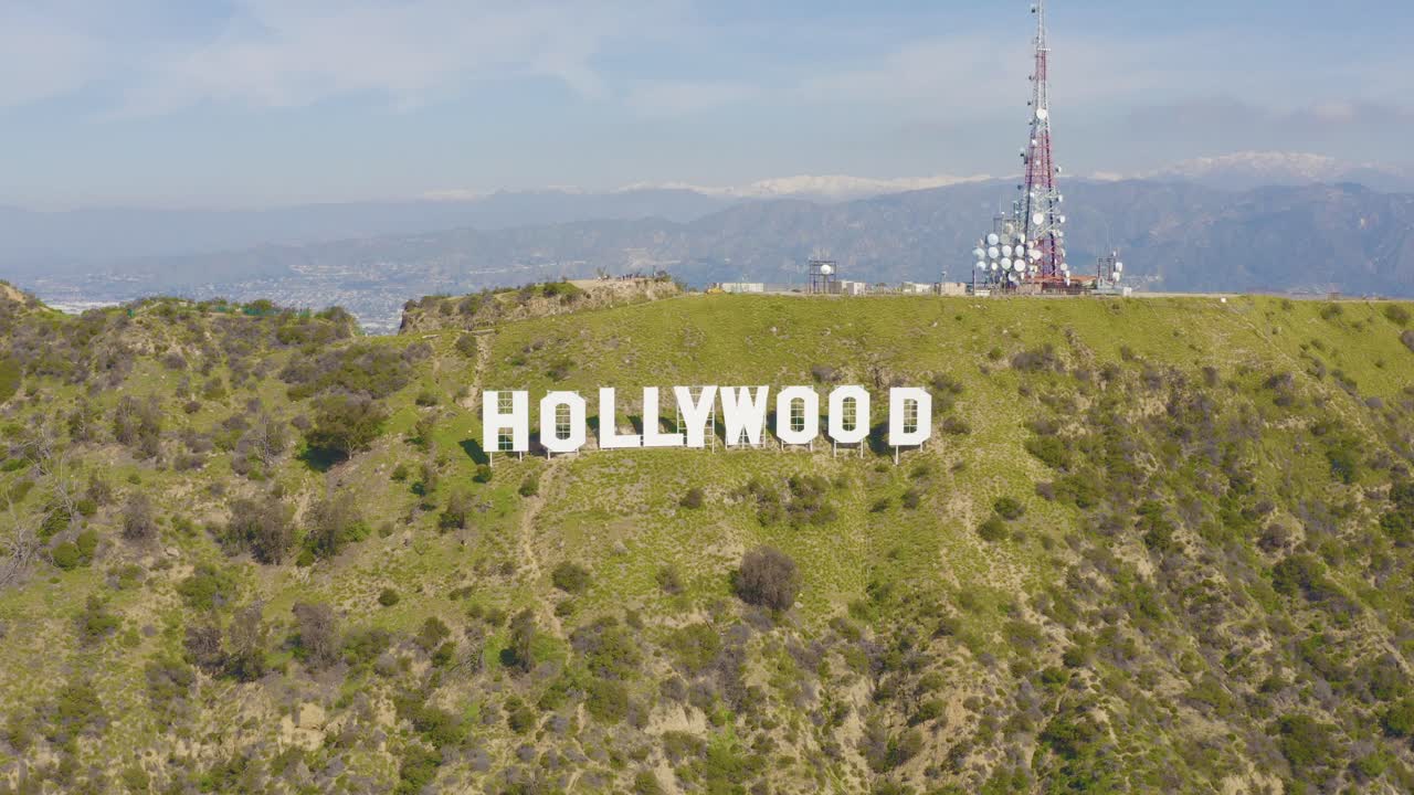 로스 앤젤레스의 눈 덮인 산들과 할리우드 사인의 놀라운 공중