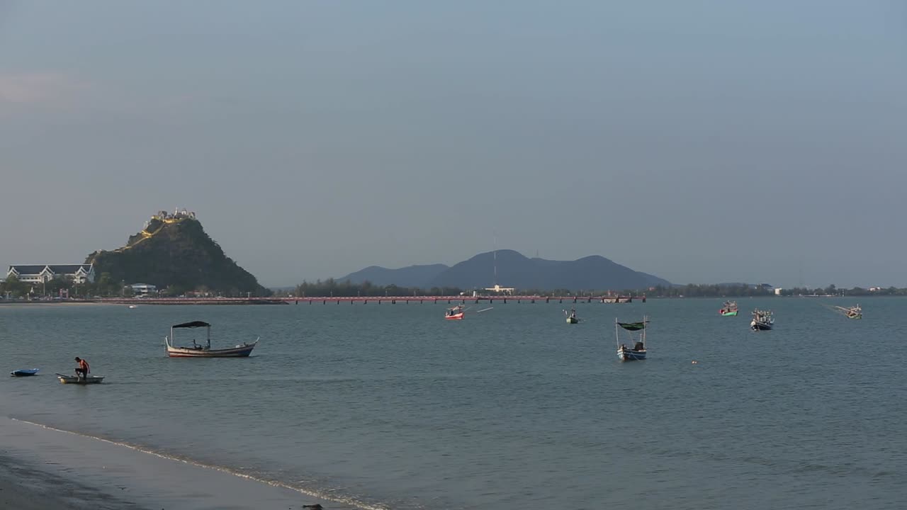 태국 프라추압키리칸 주 카오 롬 무악 바다에 떠 있는 어선