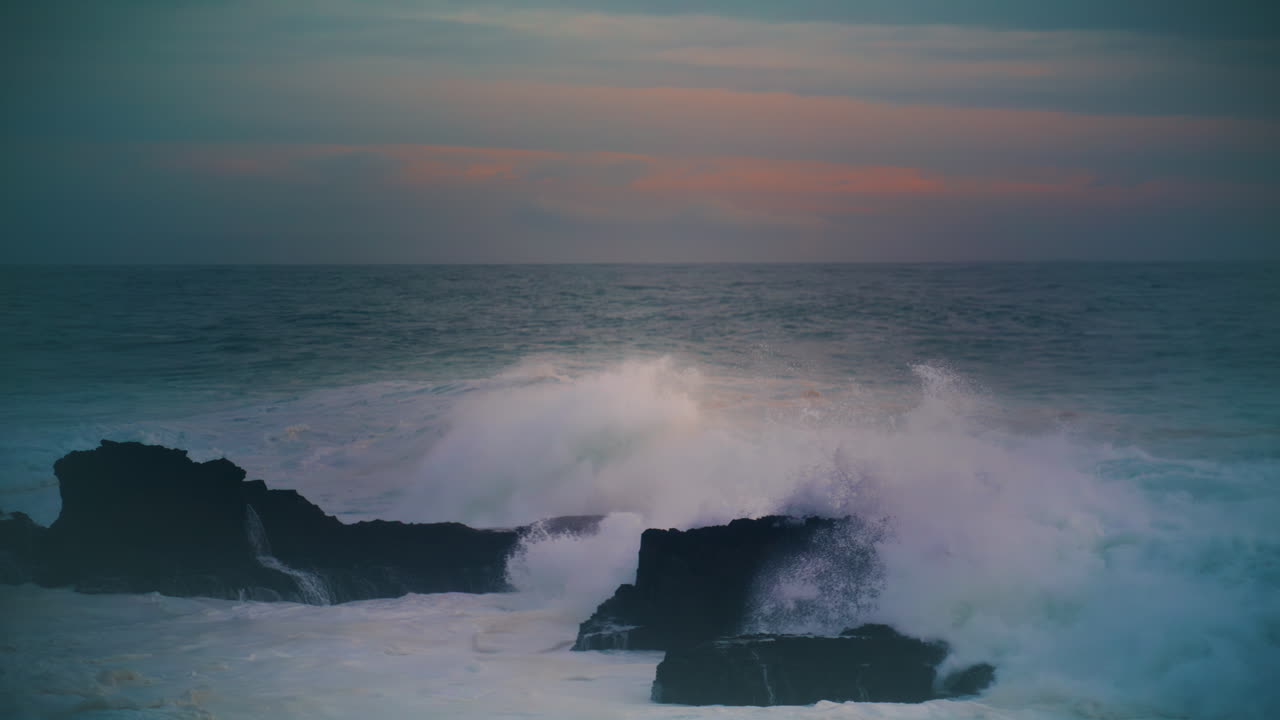 tormenta oceánica golpeando las rocas costeras en el horizonte oscuro. impresionante paisaje marítimo nocturno