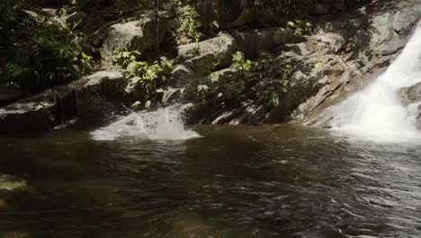 Mahe-Seychelles-La-Cascada-Sauzier-En-Mahé,-Chico-Local-Buceando-Dentro,-Una-Cascada-A-La-Que-Se-Puede-Llegar-Fácilmente