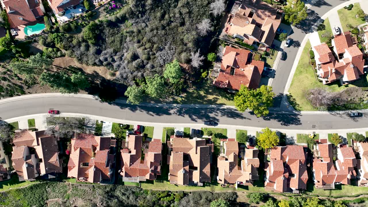 vista aérea del barrio de clase media en el sur de california