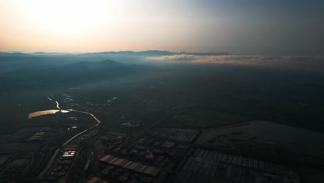 コペルの上の朝霧と日の出、スロベニアのカポディストリア、航空写真