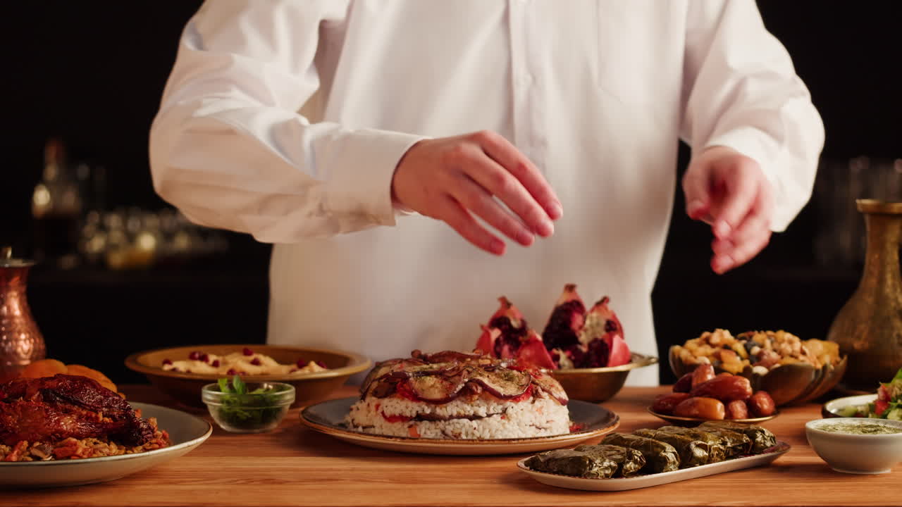 Servire un banchetto tradizionale mediorientale