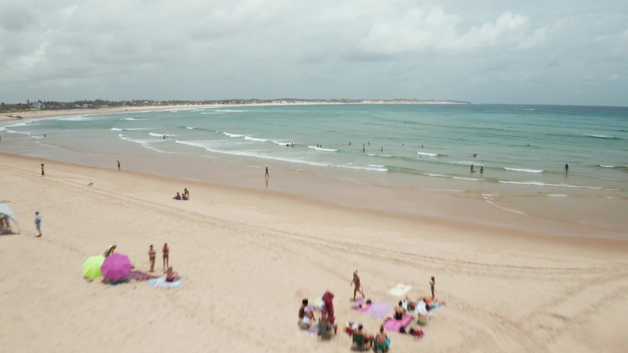 Imagem de drone subindo e avançando sobre a praia e a costa de Tofo, Moçambique