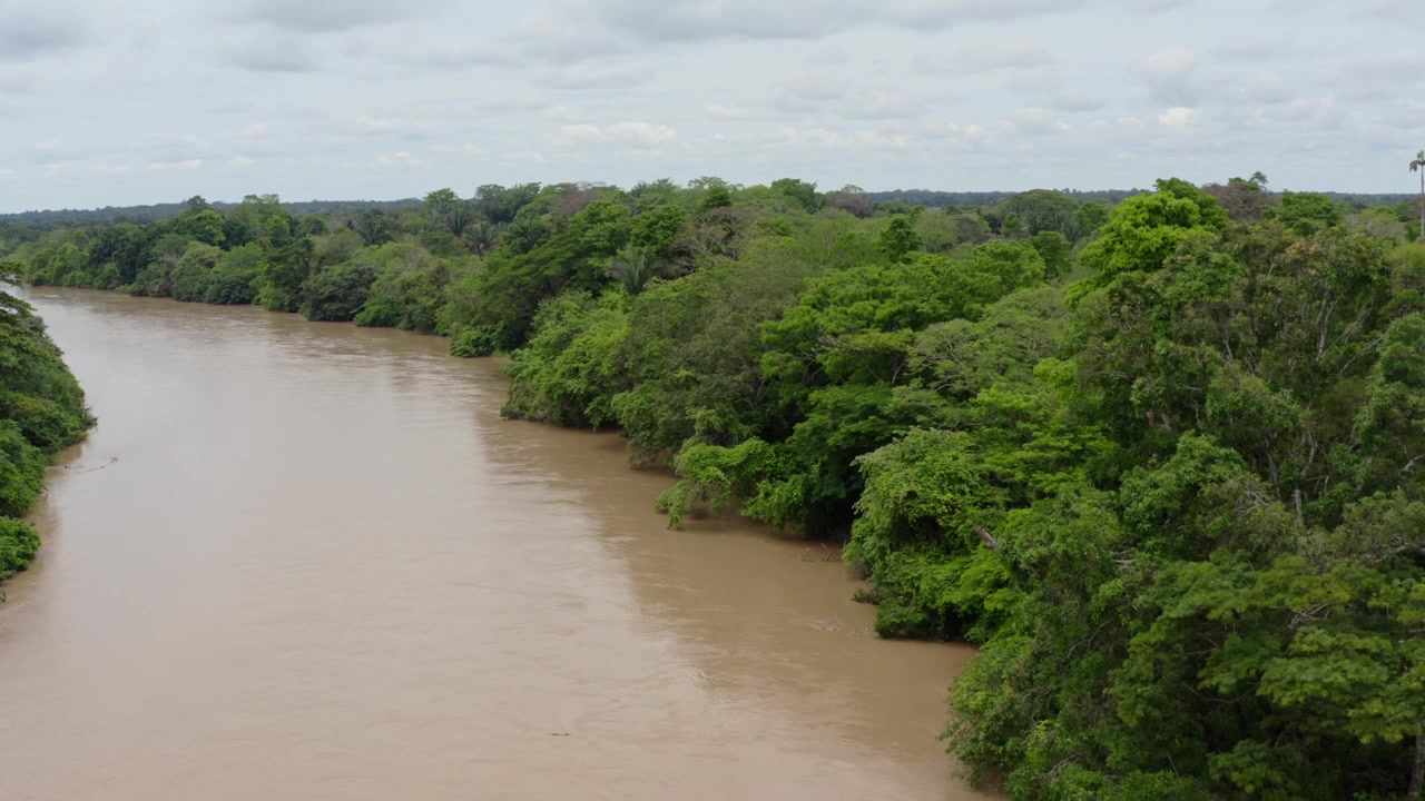 Drone shot captures the Manacacías River winding through dense greenery in the Orinoquía region, showcasing Colombia’s Llanos orientales.