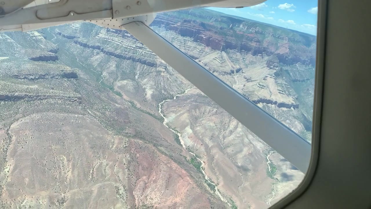 Volando sobre el Gran Cañón en una pequeña avioneta privada de 10 plazas en un día soleado