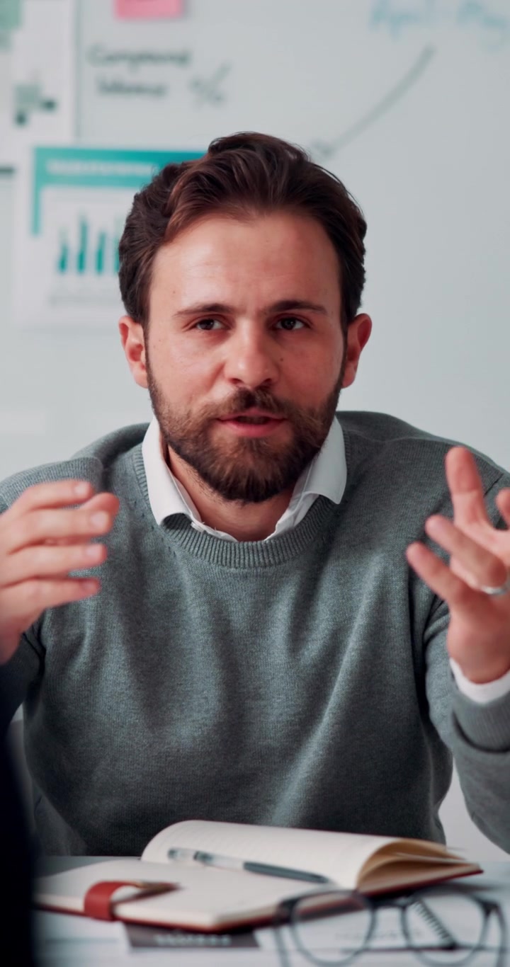 Professionista che discute di strategia aziendale durante una riunione in ufficio