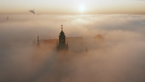 Wawel-Castle-during-foggy-sunrise,-Krakow,-Poland