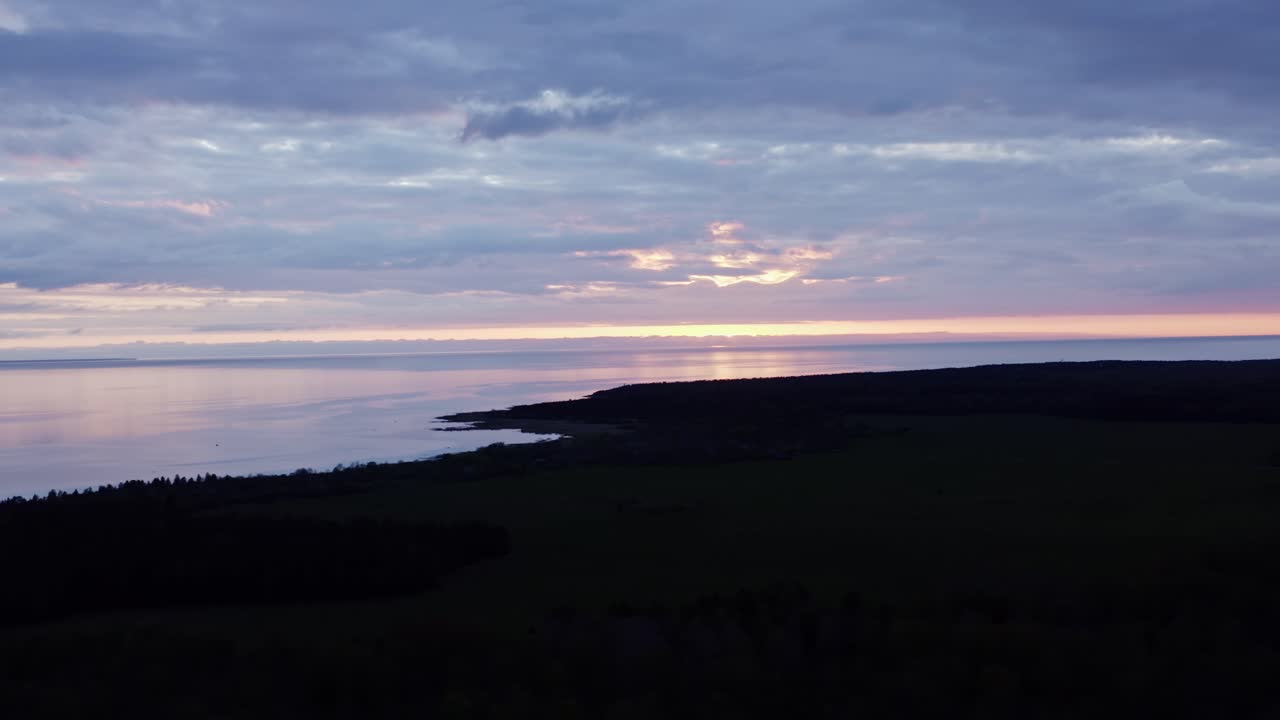 Litorale visto da terra al tramonto.