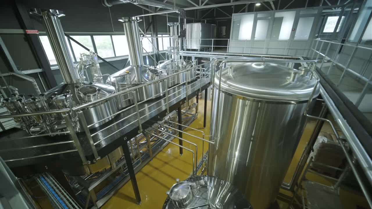cervecería artesanal moderna. producción de cerveza artesanal. equipo moderno en la cervecería, tanques metálicos, producción de bebidas alcohólicas