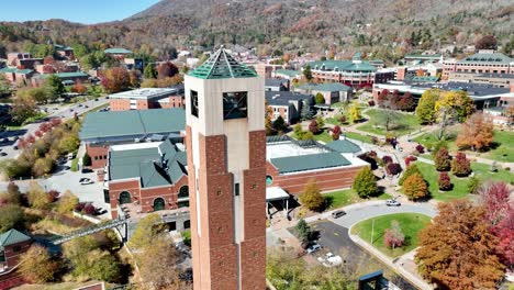 órbita aérea do campus da appalachian state university em boone, carolina do norte, carolina do norte