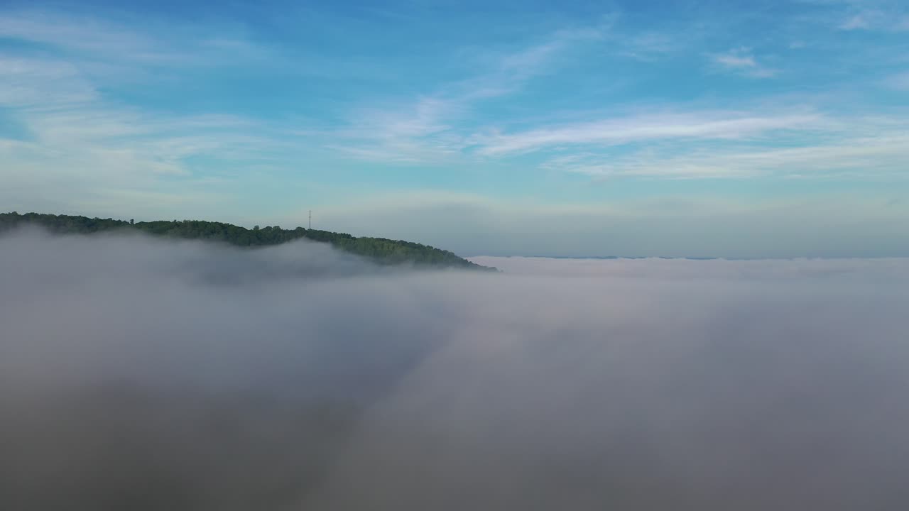 안개가 가득한 산의 풍경