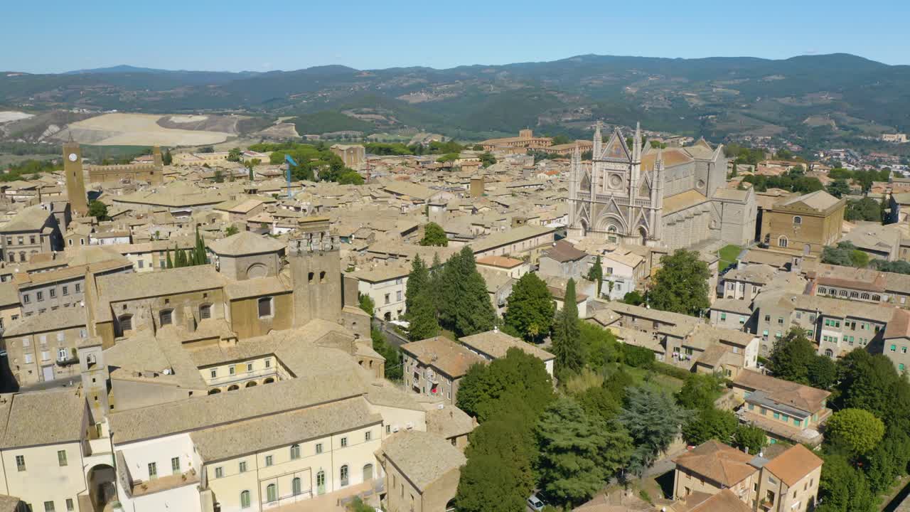 drone desciende con la catedral de orvieto en segundo plano el día de verano