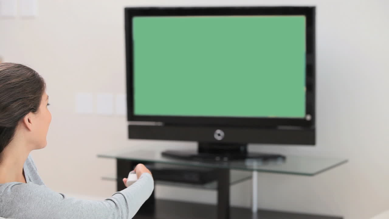 mujer viendo la televisión