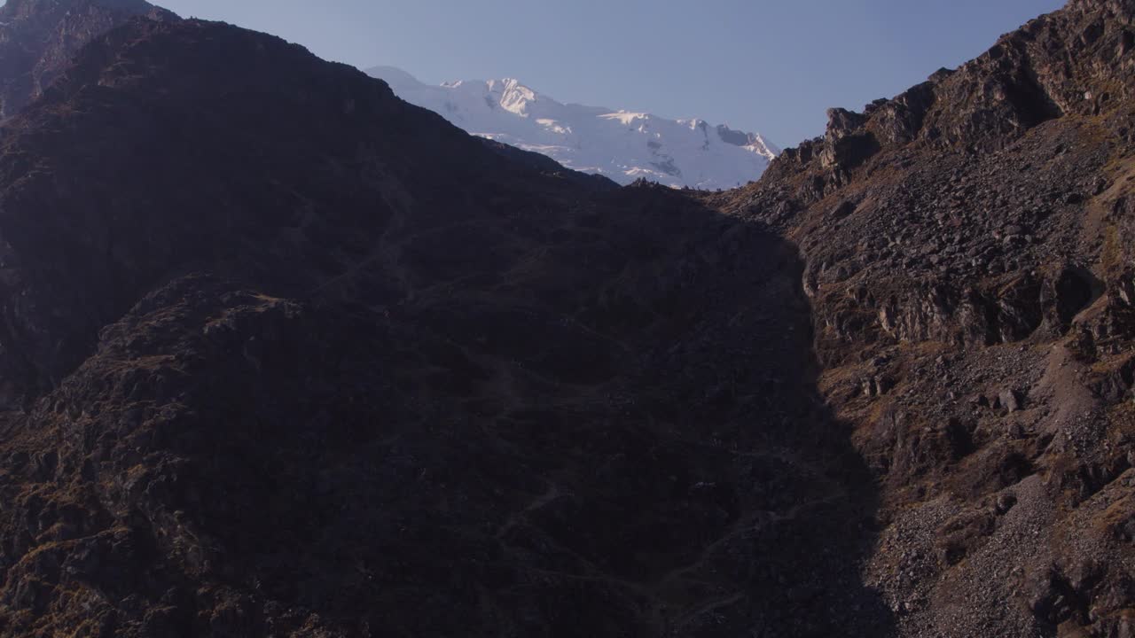 imágenes cinematográficas de drones de huancayo, perú, revelan las montañas cubiertas de nieve de huaytapallana detrás de colinas rocosas durante las horas de la mañana