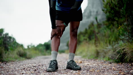 runner with knee injury on trail