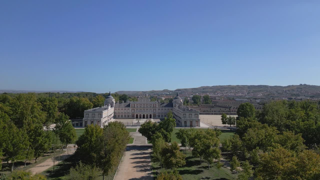 Drone flight around the royal palace of Aranjuez, we appreciate the paths that lead to it, we see the Esplanade of the Couples and the arches of the House of Trades, behind the town.