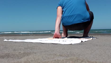 joven durmiendo en la playa 3