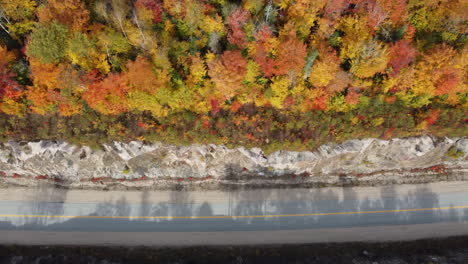 Vista-Superior-Desde-El-Dron-De-La-Carretera-De-Montaña-En-El-Bosque