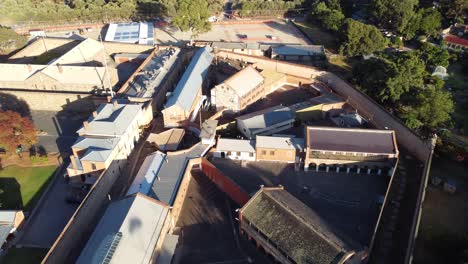 Drohnenaufnahme-Mit-Blick-Nach-Unten-Und-In-Richtung-Des-Historischen-Adelaide-Gaol-Gefängnisses