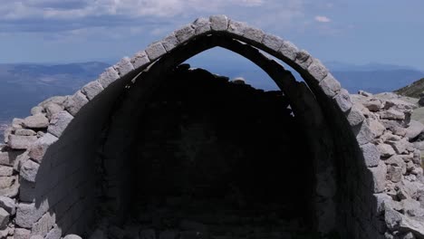 retiro en vuelo y ascenso en la ermita gótica de san pedro, siglo xiv, viendo su interior, centrándose en su frente y su arco irregular, descubriendo sus maravillosos alrededores.